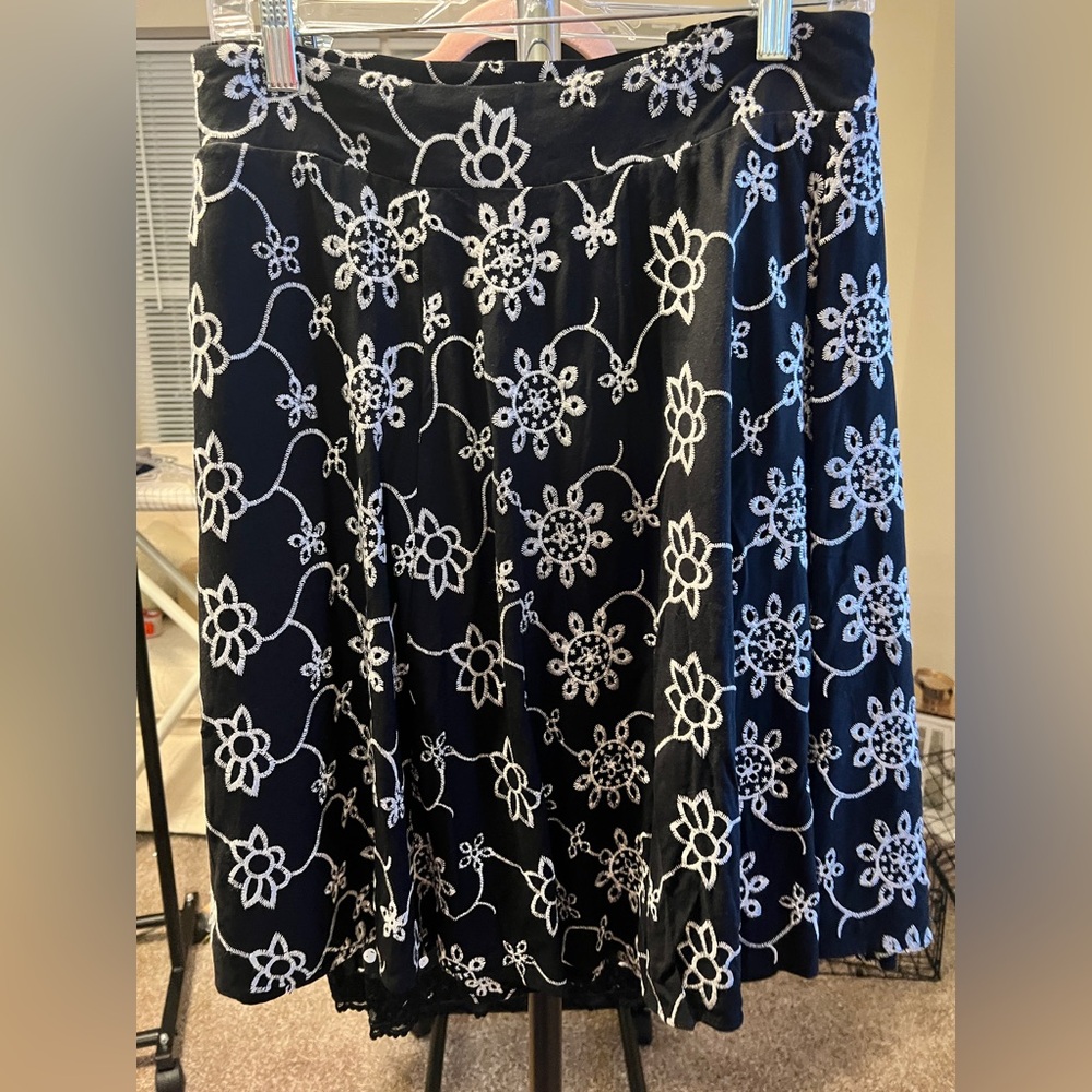 Torrid 4X NWT Black Floral Midi Skirt